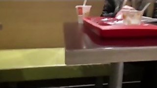Geile blondine gibt blowjob im ffentlichen restauranthnqvbv7